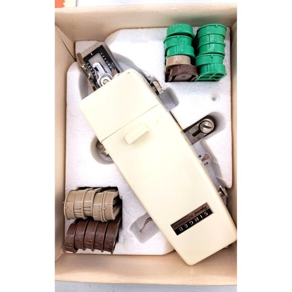 Vintage Singer Professional Buttonholer Vertical Needle Zigzag Machines V102878 - Picture 2 of 9